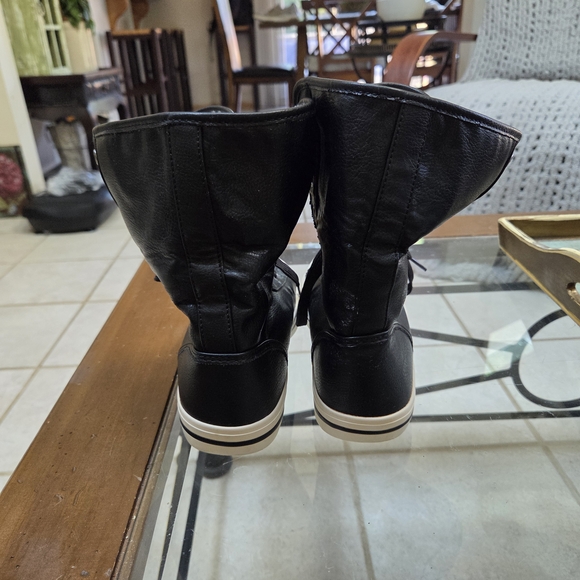 Arizona Jeans Women's Black boots. - Picture 3 of 3